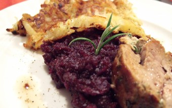 Schweinefilet mit Kräuterkruste an Kartoffelrösti auf Rotkohlmousse