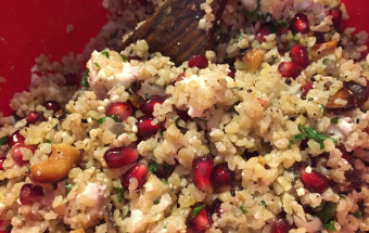 Leckerer Bulgursalat mit knackigen Granatapfelkernen und Cashews