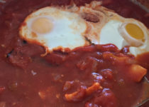 Tomaten-Paprika Eintopf mit Ei