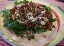 Linsensalat auf Maisfladen