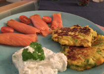 Gemüse-Kartoffelpuffer mit Lachs