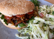 Pulled Bananenschalen  Burger mit Salat